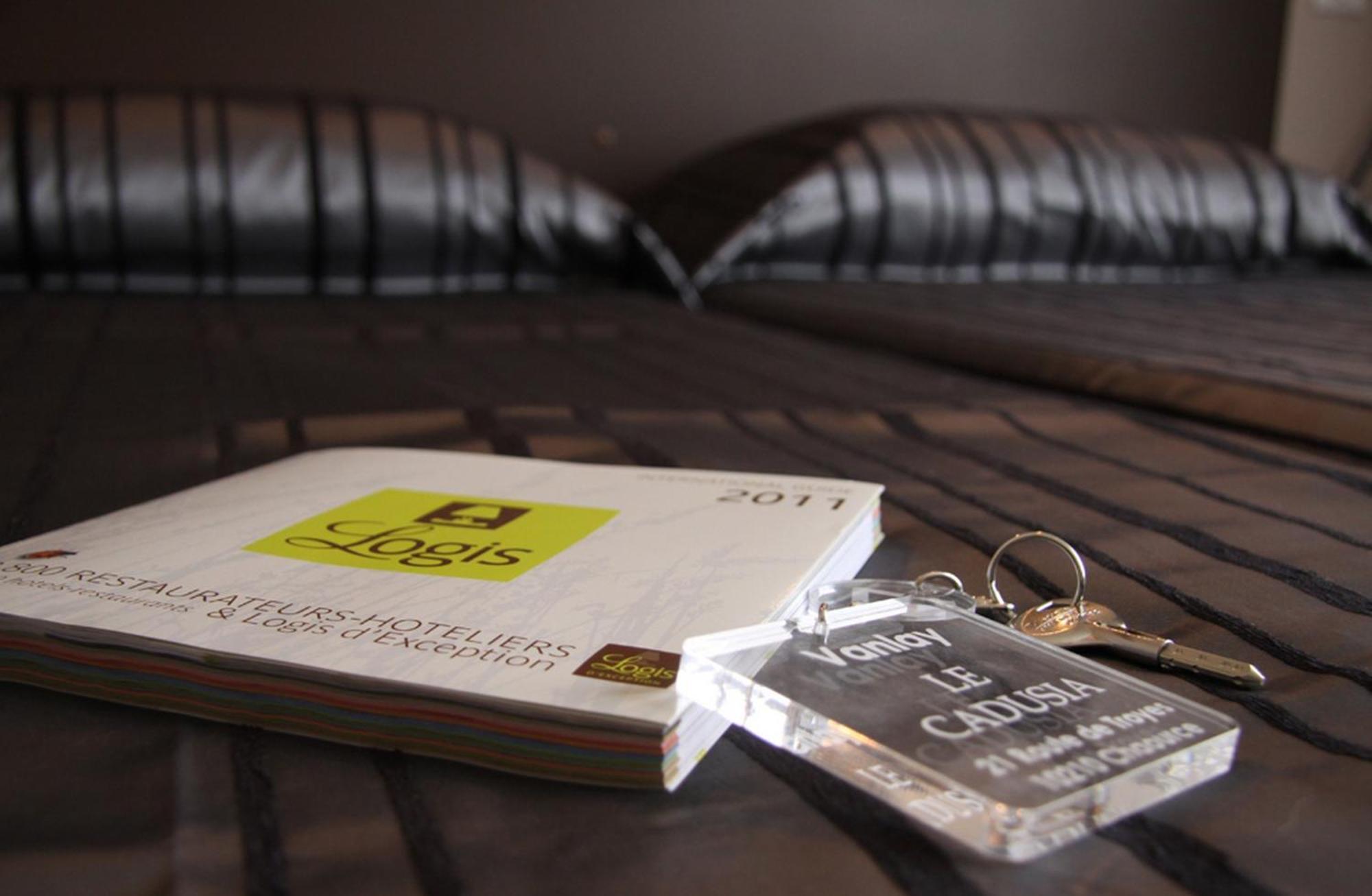 Logis Le Cadusia Hotel Chaource ภายนอก รูปภาพ