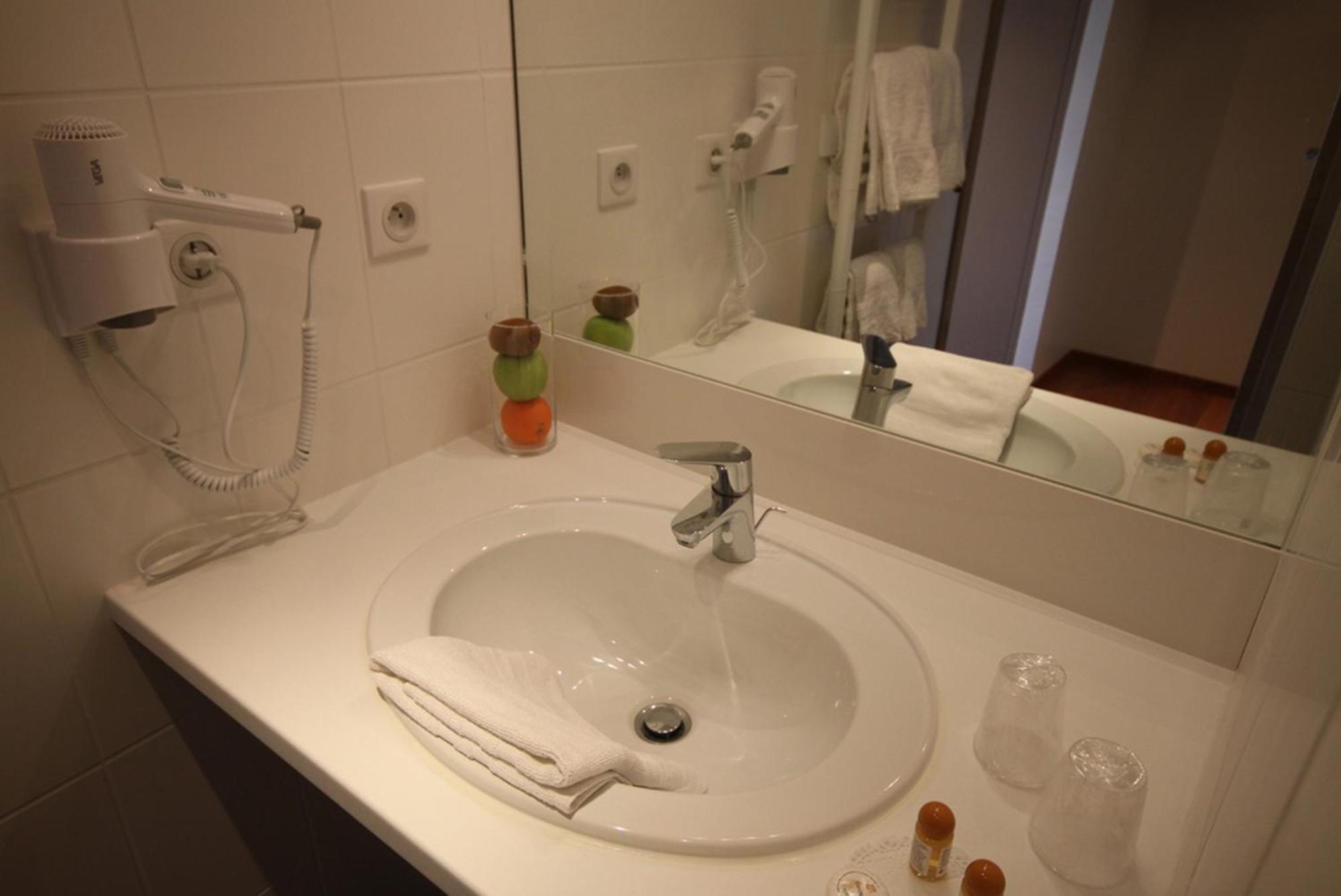 Logis Le Cadusia Hotel Chaource ภายนอก รูปภาพ