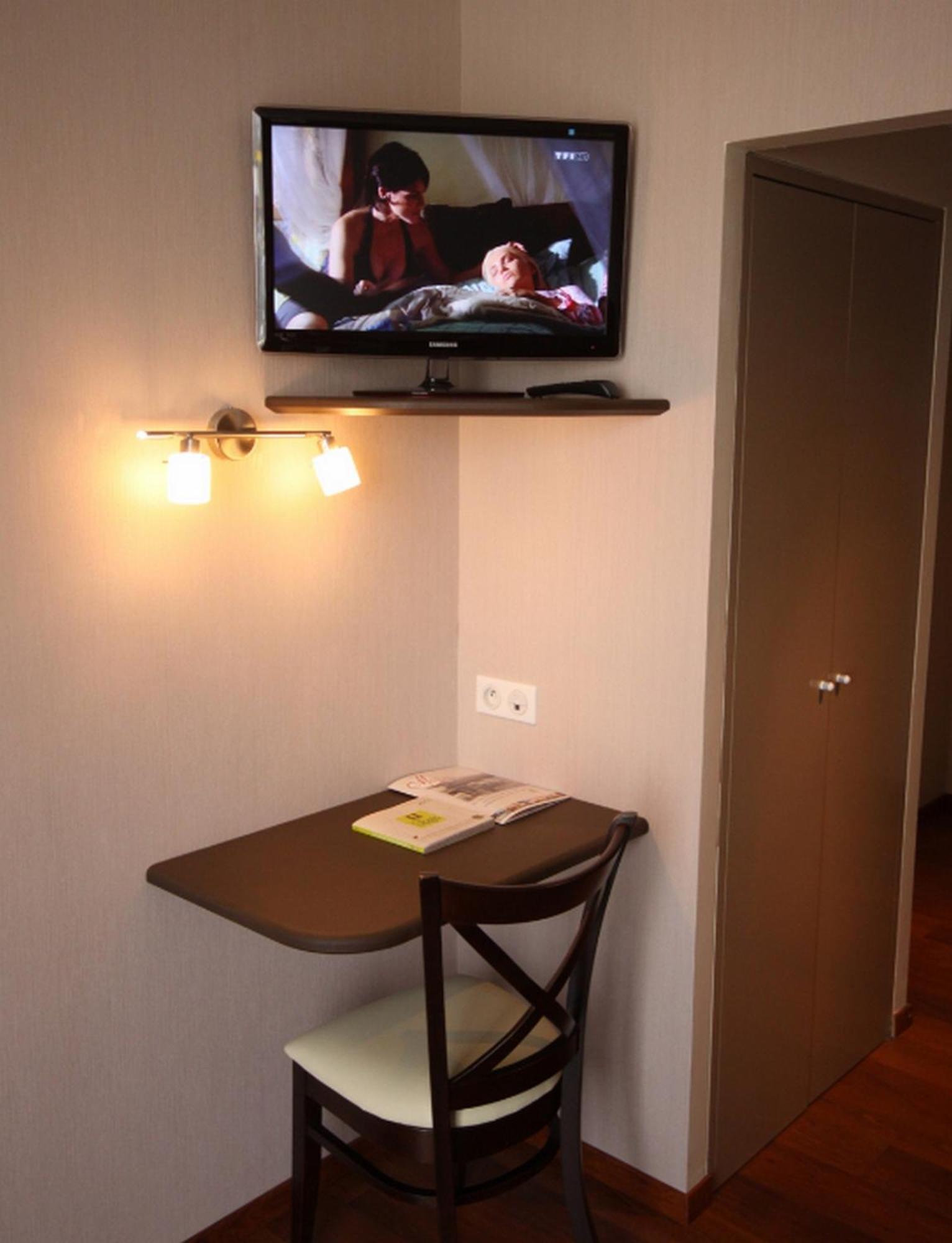 Logis Le Cadusia Hotel Chaource ภายนอก รูปภาพ