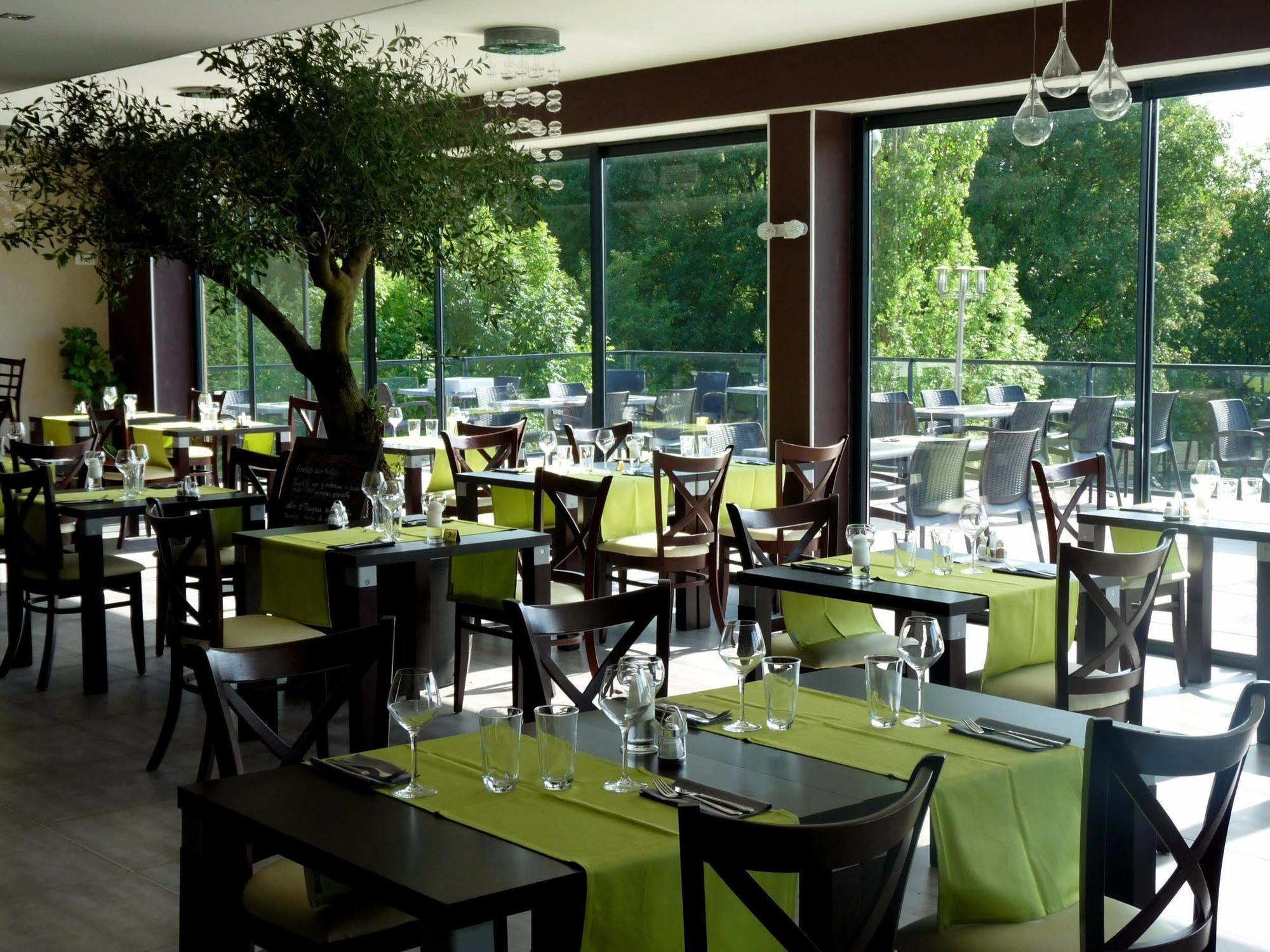 Logis Le Cadusia Hotel Chaource ภายนอก รูปภาพ