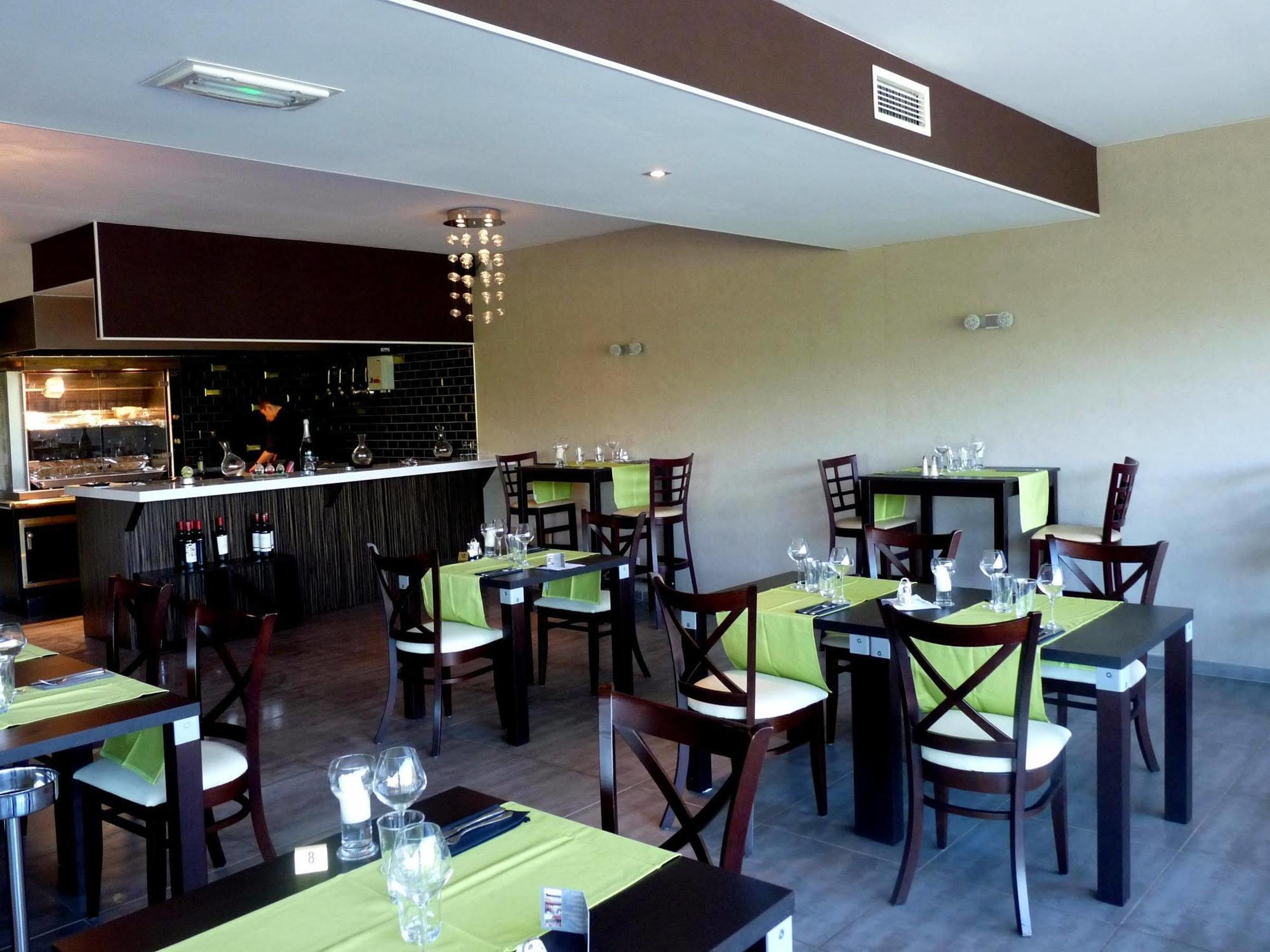 Logis Le Cadusia Hotel Chaource ภายนอก รูปภาพ