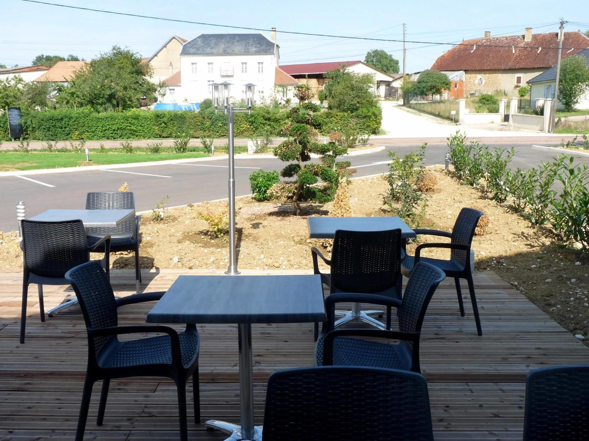 Logis Le Cadusia Hotel Chaource ภายนอก รูปภาพ
